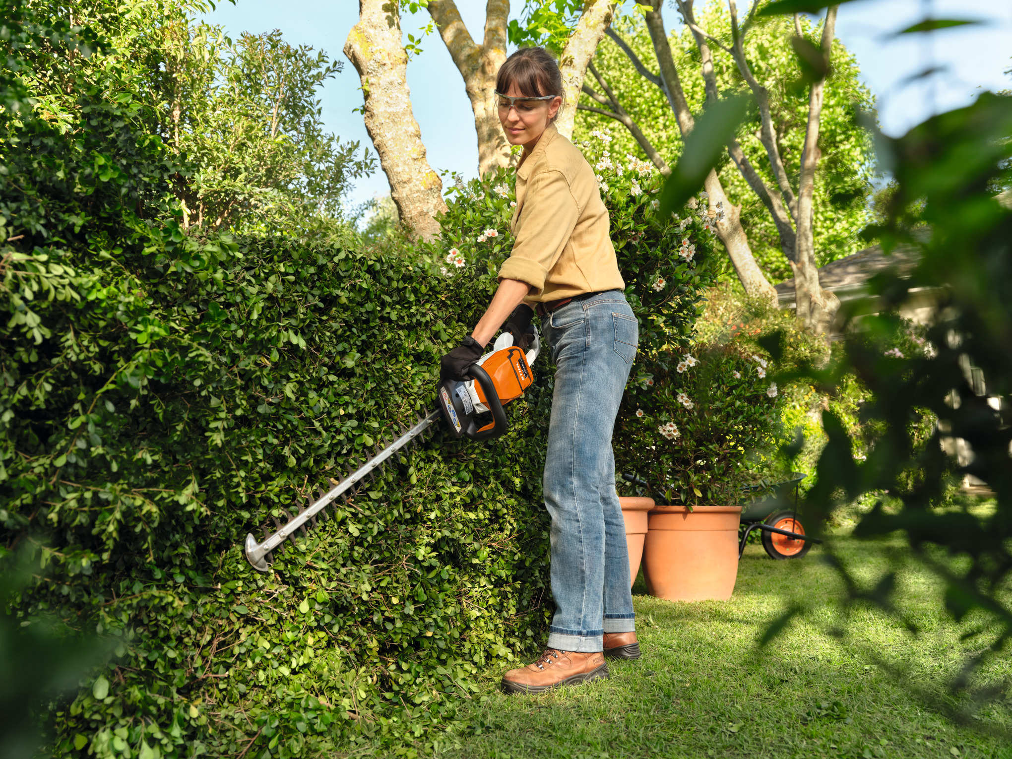 HSA 60 Battery Hedge Trimmer with AK 10 Battery & AL 101 Charger